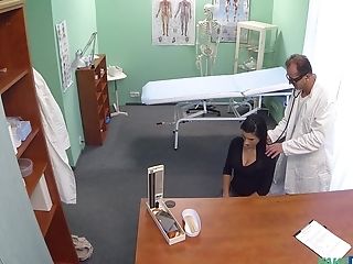 Dirty Physician Loves To Have Fuckfest With His Natural Tits Patient